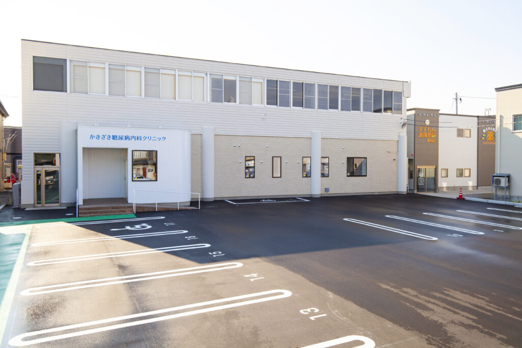 柿崎クリニック駐車場込みの外観