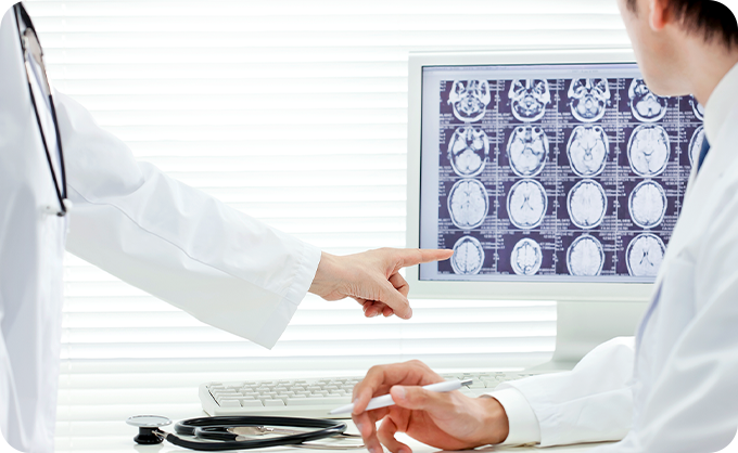 医師2人がパソコンを見ている